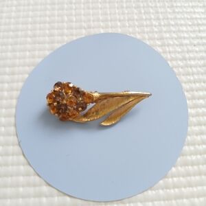 Vintage gold tone amber rhinestones flower brooch, 1 1/2,mint